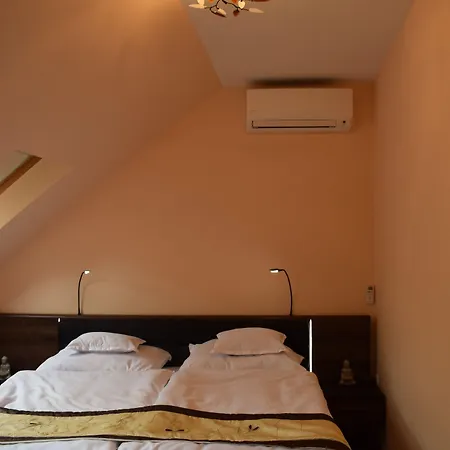 Orient Apartmanhaz 3* エゲル